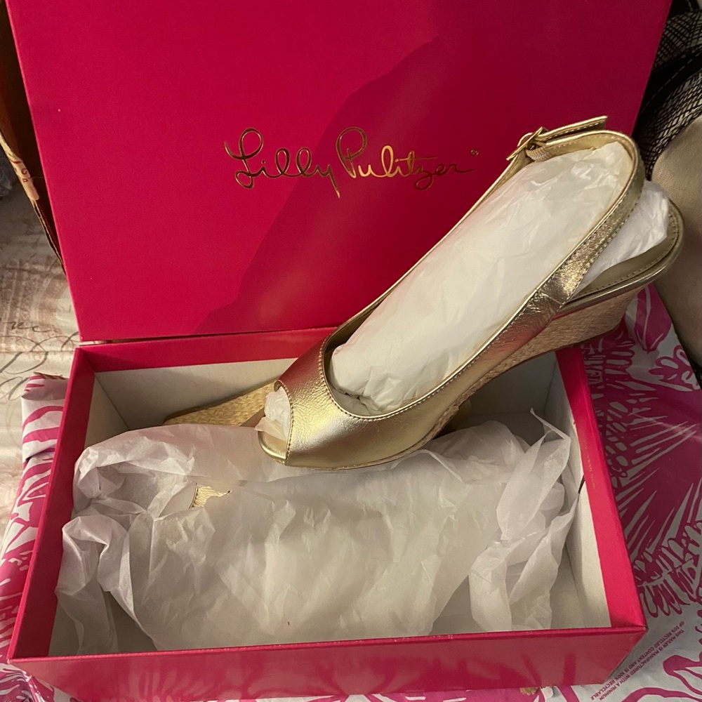 Brand New Lily Pulitzer Gold Wedge Size 7 1/2
